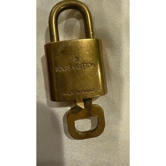Louis Vuitton Gold Padlock & Key 309 - Picture 3 of 5